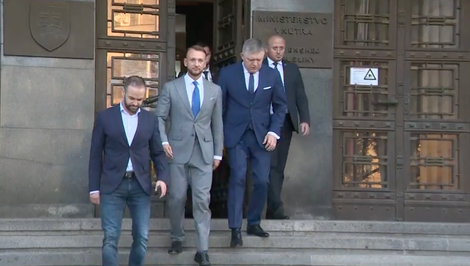 Zmeny v koalícii: Turbulentný týždeň vo vláde vyvrcholil odvolaním Kmeca