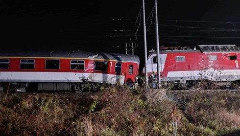 Zrážka dvoch vlakov medzi Pezinkom a Bratislavou: Na mieste zasahujú záchranné zložky