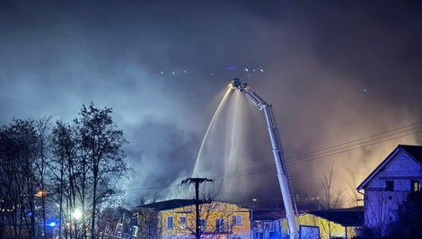 Halu v Moravskom Svätom Jáne zachvátili plamene, ozval sa aj výbuch