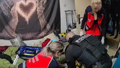 Rozhodovali sekundy: Mladá žena sa po hádke s priateľom bodla do srdca, oživovali ju policajti