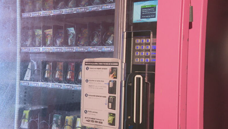 Koniec „ružových automatov“? Vláda sprísňuje boj proti legálnym drogám