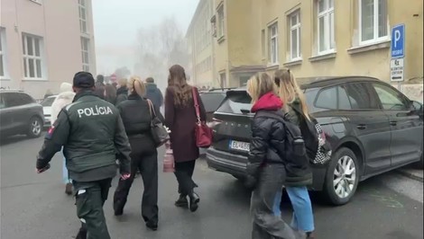 Z Ficovej prednášky odišli študenti predčasne. Štrngali kľúčmi a držali ukrajinskú vlajku