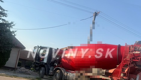 Domiešavač zišiel z cesty a narazil do rodinného domu. Poškodil aj plynovú prípojku