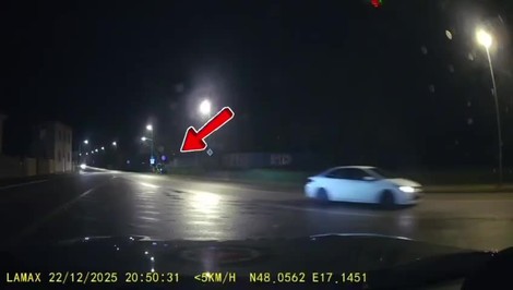 Opitý muž sa preháňal po Rusovciach na golfovom vozíku. Jeho nočná jazda skončila v policajnej cele