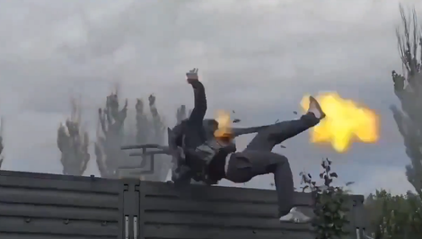 VIDEO: Rotujúci guľomet odhodil ruského vojaka. Rusi odmietajú, že je to AI