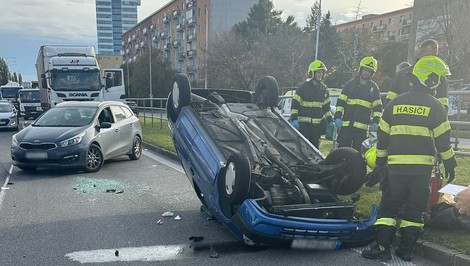 Bajkalskú ulicu v hlavnom meste zablokovala nehoda. Auto skončilo na streche