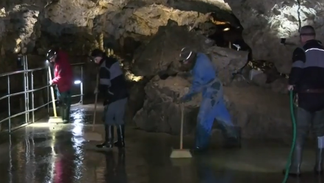 Turisti znečisťujú Demänovskú jaskyňu. Zamestnanci musia upratať po sezóne