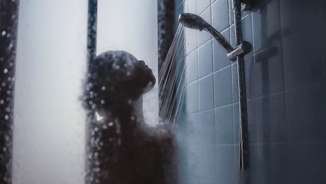 Časť Bratislavy čaká odstávka teplej vody. Mestská časť na to upozornila netradične, ľudia sú pobúrení