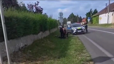 Dramatická naháňačka v obci Blatné. Policajti zadržali motorkára