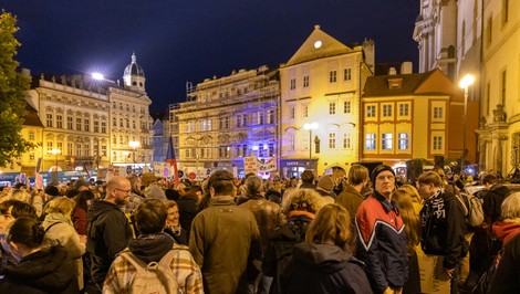 V Prahe protestovali proti zrušeniu poplatkov za verejnoprávne médiá. Polícia zabránila vyhroteniu situácie