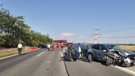 Pri hromadnej zrážke na D1 smerom do Bratislavy musel zasahovať vrtuľník