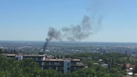 V Bratislave horí opustená budova, požiar sa rozšíril aj na porast