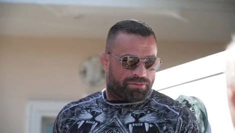 Policajný zásah u Vémolovcov! Zdržali dve osoby, jednou z nich má byť Karlos!