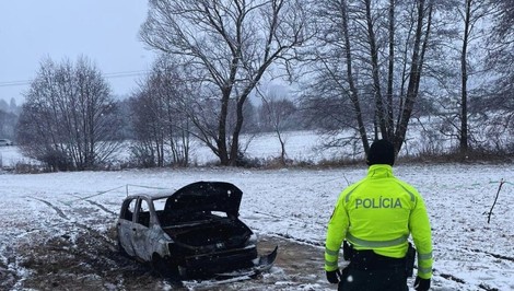 Plamene pohltili auto pri Detve: Polícia vo vnútri objavila zhorené telo