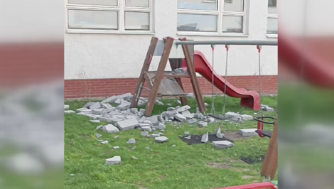 Na detské ihrisko v areáli školy spadli kusy tvárnic. Išlo údajne o nelegálnu stavbu