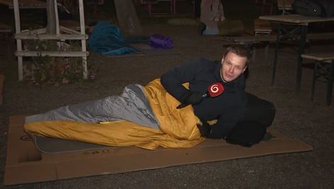 Reportér TV JOJ Jakub Prok strávil NOC VONKU. Podujatie upozorňuje na rastúcu chudobu