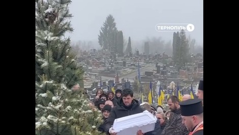 Pri útoku na Ternopiľ prišiel o celú rodinu. Otec na pohrebe kolísal rakvu svojho synčeka