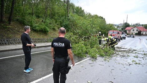 Východ Slovenska bičovalo krupobitie. Ničilo autá aj strechy