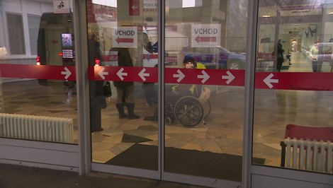 Chceli mu urobiť test na Covid. Napadol lekárku aj sestričku. Na urgente v Ružinove zasahovalo 15 policajtov