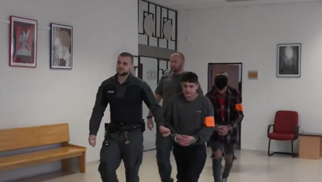 Dvaja mladíci vyliali staršiemu mužovi do tváre riedidlo a okradli ho