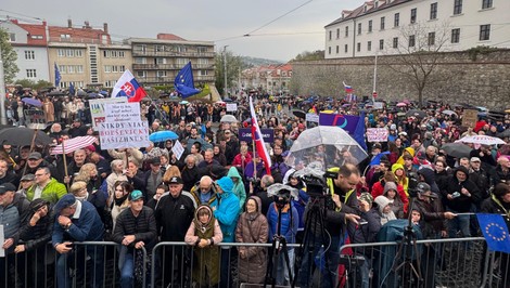 Zrušenie voľby zo zahraničia vyhnalo ľudí do ulíc. Protesty sú aj v Prahe a Bruseli