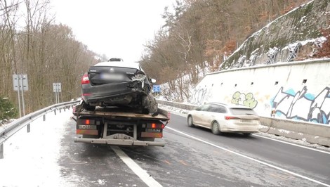 Cesta z Handlovej do Žiaru na Hronom je pre dopravnú nehodu neprejazdná