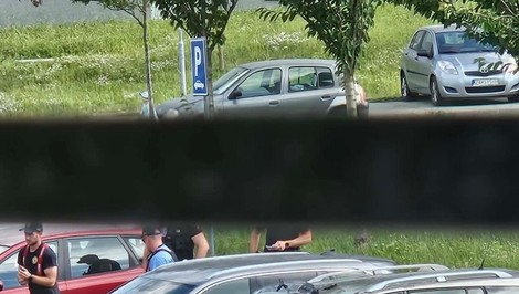 Z miesta sa šíril veľký dym: Na parkovisku v Nitre horelo auto