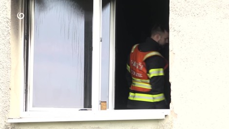 V bytovom dome vypukol požiar. Obyvateľ zraneniam podľahol