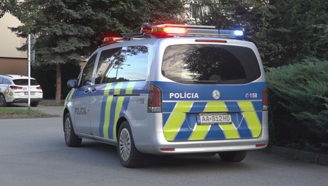 Smrteľná nehoda pri cintoríne vo Vrakuni: Vodič motocykla narazil do stĺpa, zraneniam podľahol