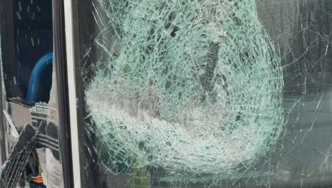 Opitý muž niesol posteľ cez cestu, zrazil ho autobus. Po nehode prišiel útok na vodiča