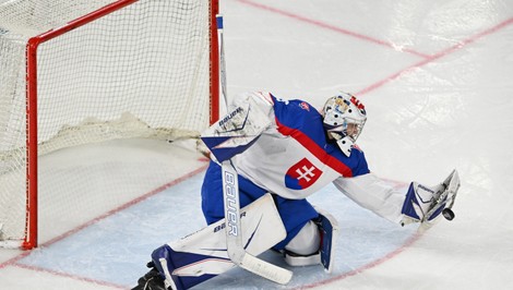 Lotyši znížili na 1:2, HRENÁK pustil za chrbát jeden puk