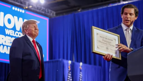 Trump dostal cenu Muž storočia. Vymysleli ju, pretože prezident nezískal Nobelovku