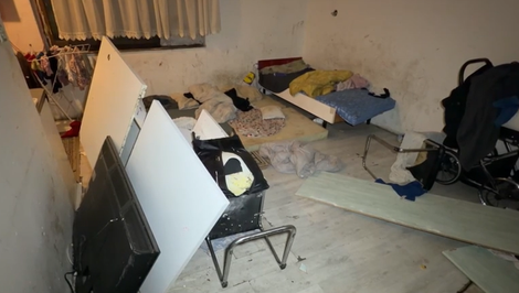 Rodinné peklo: Muž päsťami a kopancami zmlátil ženu pred siedmimi deťmi