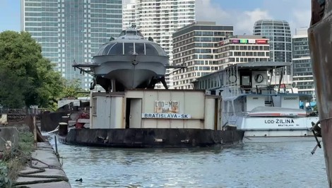 Legendárna bratislavská Raketa v problémoch. Pontón, na ktorom je odparkovaná sa potápa