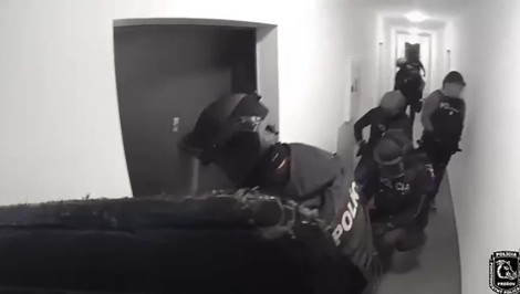 Polícia zverejnila zábery zo zásahu: Kukláči odhalili rozsiahle podvody na senioroch