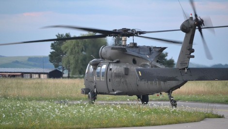 Česká firma získala významnú zákazku. Bude distribuovať diely pre vrtuľníky Black Hawk