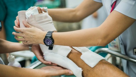 Rodičia chceli zarobiť na chorom bábätku aj zlomenina za 1,2 milióna. Poistní podvodníci vymýšľajú naozaj neuveriteľné príbehy