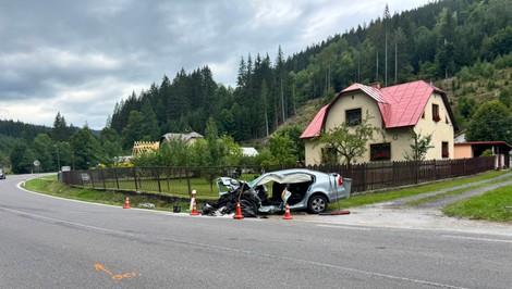 Vážna nehoda na Kysuciach: Auto skončilo v priekope, na mieste je aj vrtuľník