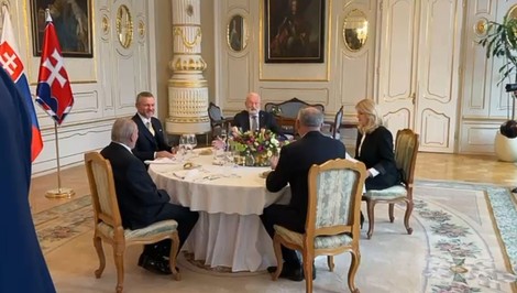 V Prezidentskom paláci sa stretli bývalé hlavy štátu. Okrem diskusie si pochutnali na delikátnom menu