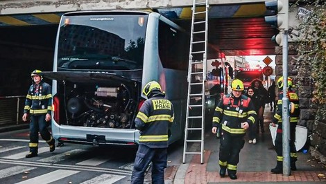 Autobus plný detí uviazol pod mostom v Prahe. Na pomoc museli vyraziť hasiči