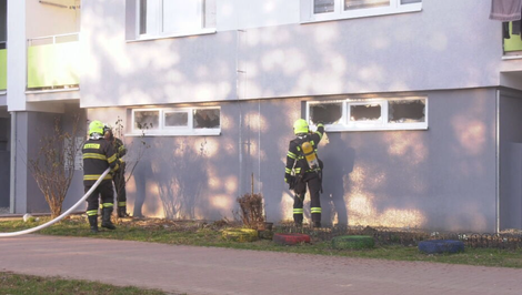 Hustý dym uväznil ľudí v paneláku. Hasiči museli rozbiť dvere