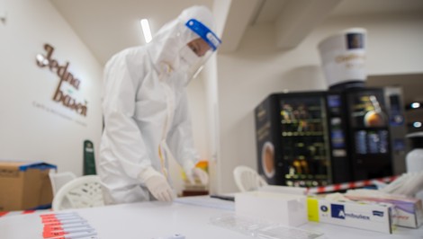 Nový variant COVID-19 vyvoláva obavy: Potvrdili ho už v desiatkach krajín vrátane Európy