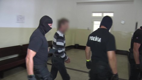 Muž, ktorý mal zavraždiť svoju manželku, ide do väzby. Hrozí mu až 25 rokov
