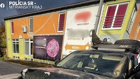 Myslel si, že je v počítačovej hre? Vodič v Šuranoch jazdil s rozbitým autom, zasiahla polícia