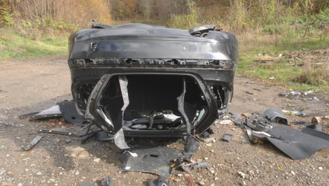 Zmizli kolesá aj kapota. Obec aj po mesiaci od nehody hľadá, kto má vrak odstrániť