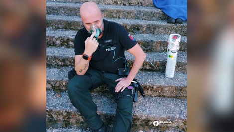 Hrdinský čin policajtov: Riskovali životy v horiacom byte, vyniesli von dve osoby