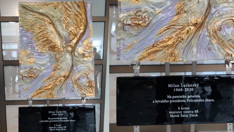 Šutaj Eštok daroval synovi Lučanského reliéfnu plastiku „Padlý anjel“. Opozícia nešetrí kritikou