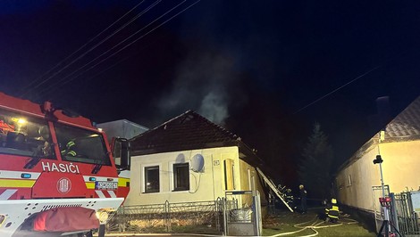 Rodinný dom zachvátili plamene. Staršiu pani previezli do nemocnice
