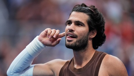 ALCARAZOV víťazný návrat, TSITSIPAS vyradil hráča z top desiatky