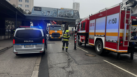 V bratislavskej Rači je obmedzená doprava pre zaseknuté vozidlo